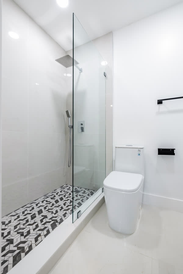 White bathroom finishes