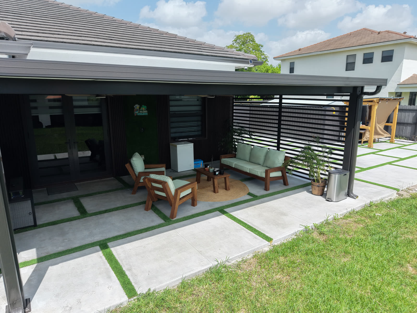 Aluminum patio cover with a louvered privacy screen built by Elusive Remodel